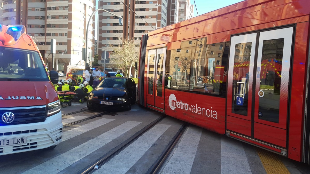 Accidente entre un tranvía de la Línea 10 y un coche en la avenida Hermanos Maristas.